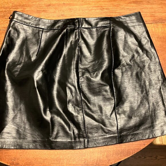 Black Vinyl Mini Skirt - Picture 5 of 9